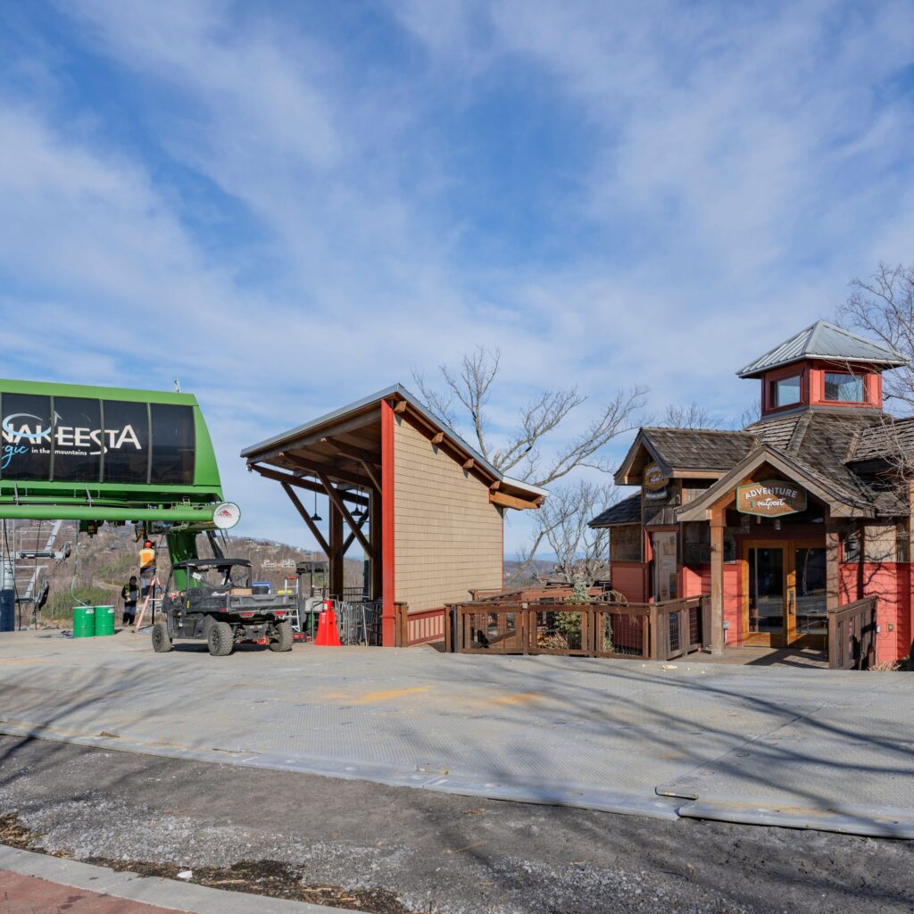 Anakeesta-mountaintop-unloading-zone-with-chairlift